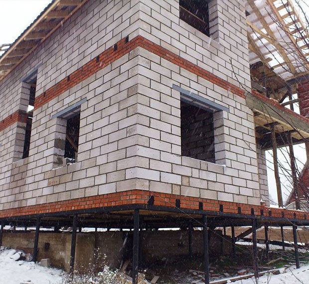 Монтаж свайно-винтового фундамента под дом из пеноблока в Химках